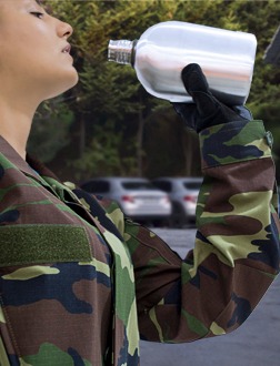 زجاجة مياه معدنية عسكرية