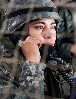 ملابس عسكرية للنساء